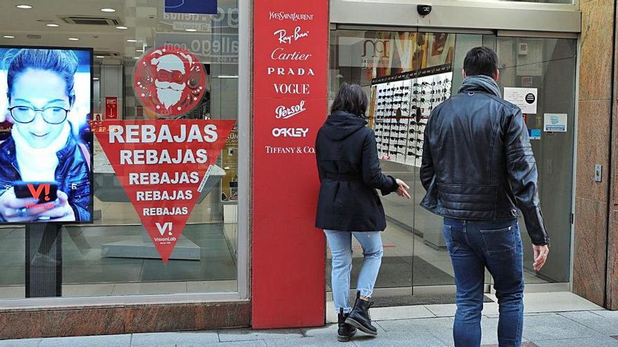 Distintos establecimientos de Elche en los que ayer ya se podían ver los carteles que anuncian las rebajas, en una campaña que se ha adelantado al 7 de enero.