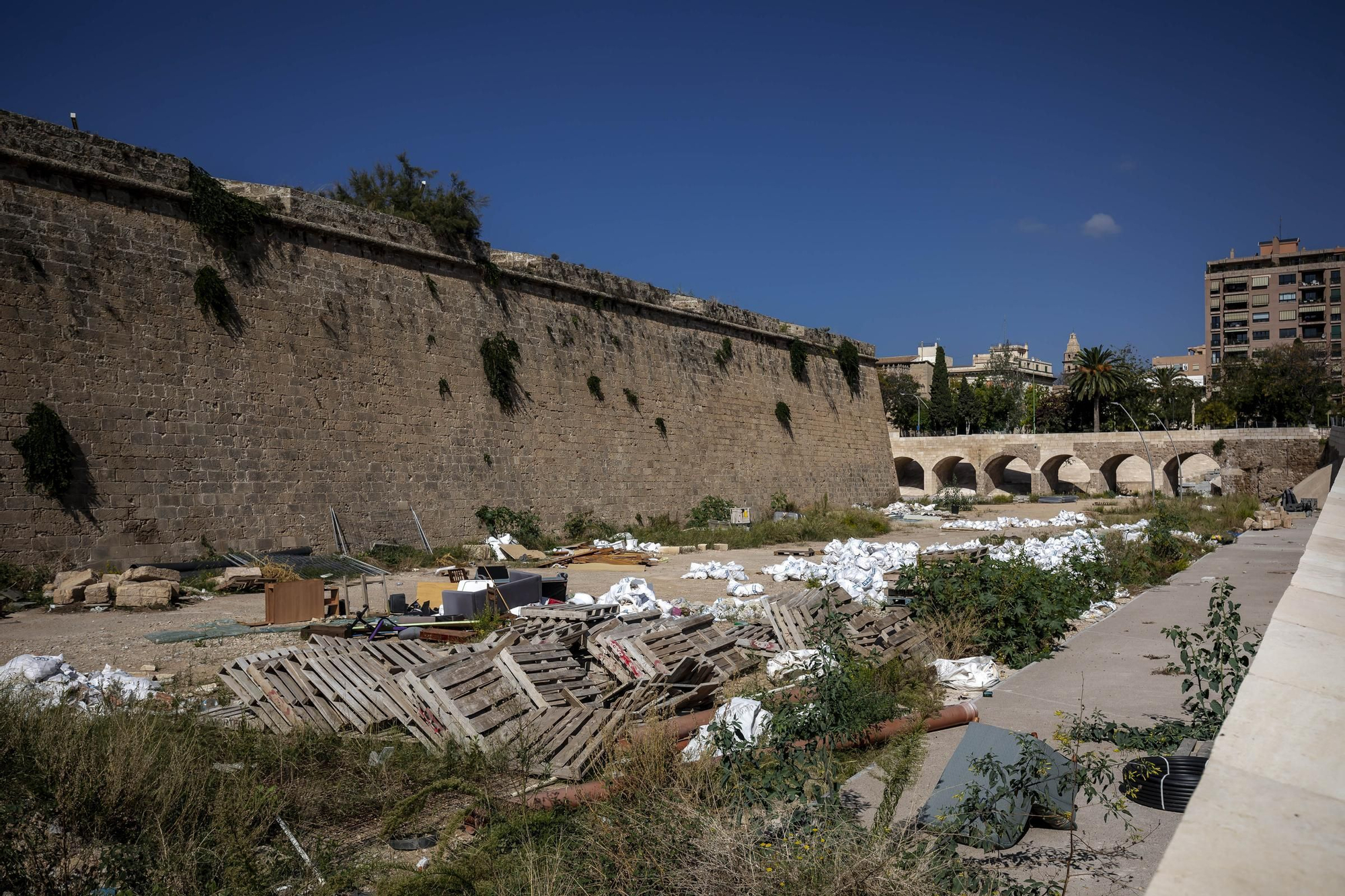 Un vertedero en el Baluard del Príncep: escombros, trastos y basura se adueñan de la antigua fortaleza de Palma