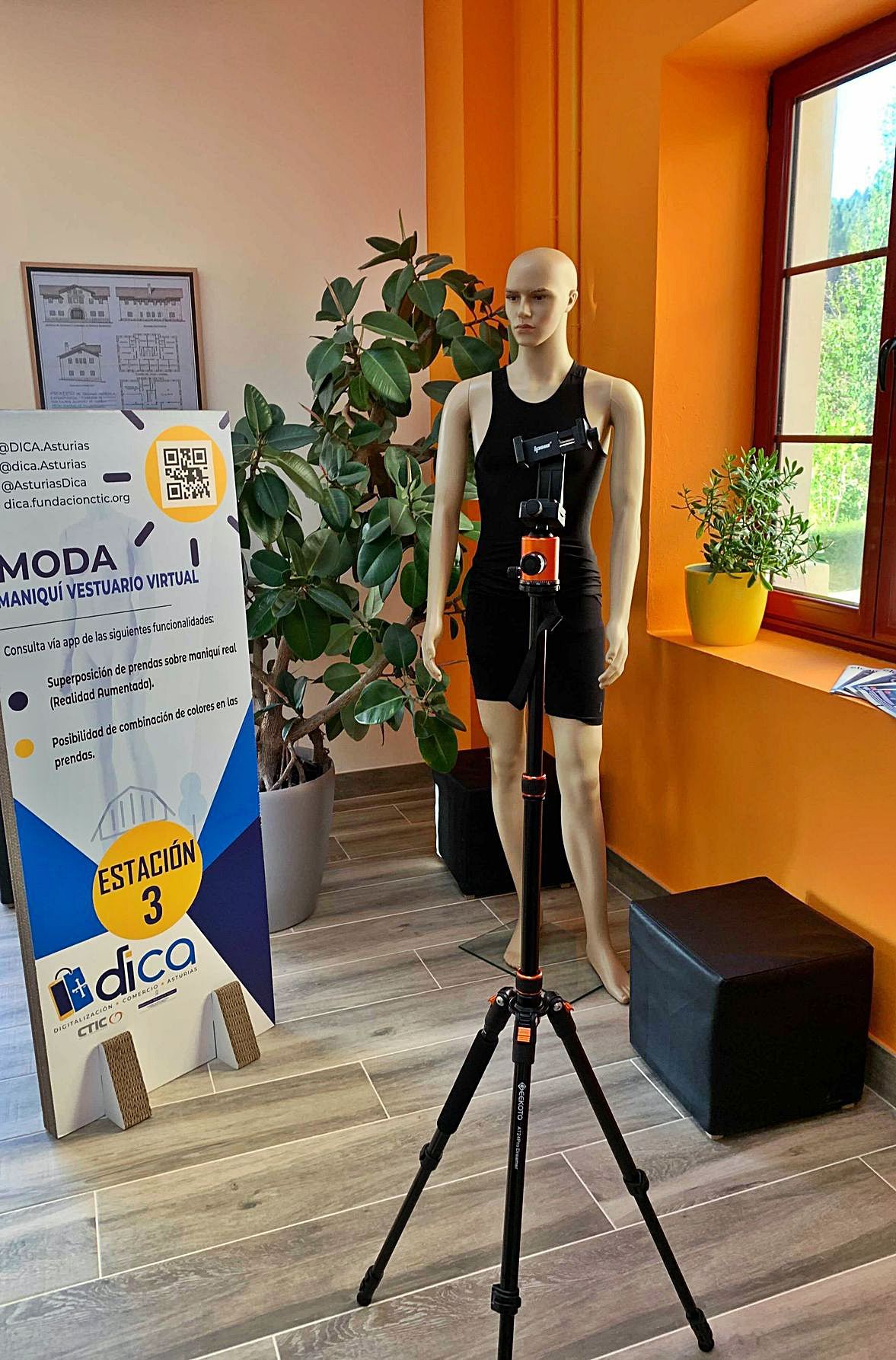 Demostrador de soluciones innovadoras para el comercio: una estación dedicada a la moda con maniquí y vestuario virtual