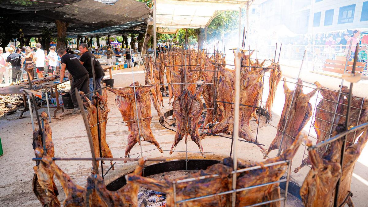 La Festa do Carneiro ao Espeto de Moraña reúne a 3.200 comensales para degustar 200 carneros