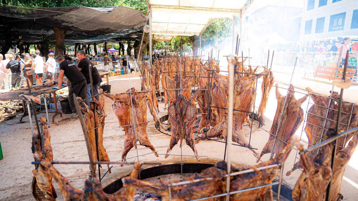 De asar cuatro carneros a superar los 200: la tradición que transforma Moraña cada verano