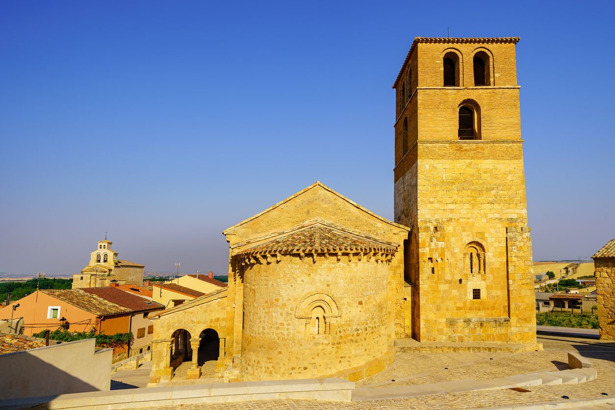 Antigua iglesia románica de piedra con campanario en la ciudad de San Esteban de Gormaz, Soria.