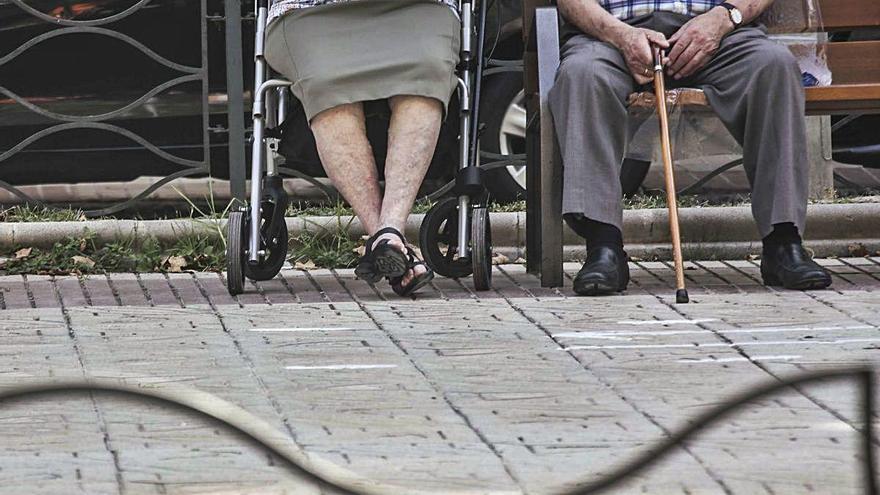 Una pareja de ancianos descansan en Alicante en un banco del paseo del General Marvá. PILAR CORTÉS