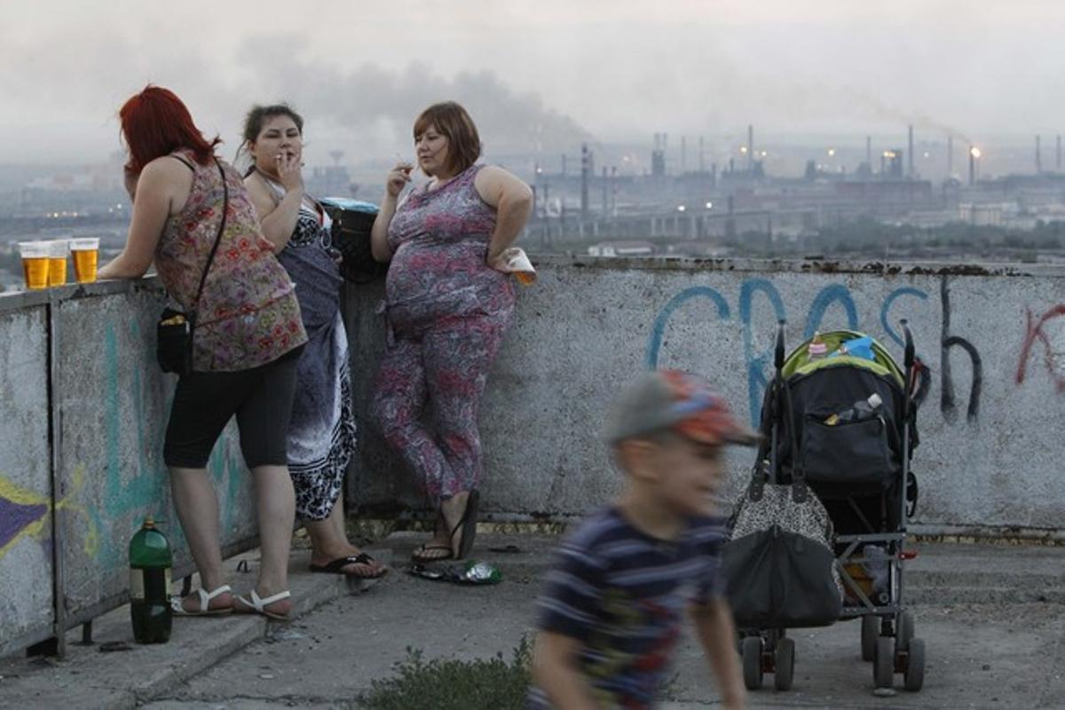 Vecinos se encuentran durante el atardecer, con la Planta Metalúrgica de fondo, en la ciudad del sur de los Urales, Magnitogorsk.