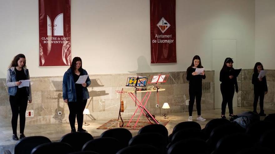 Acto inaugural del &#039;Festivalet 2016&#039;, con lectura de manifiesto a cargo de la Escola de Teatre y actuación de Codo.