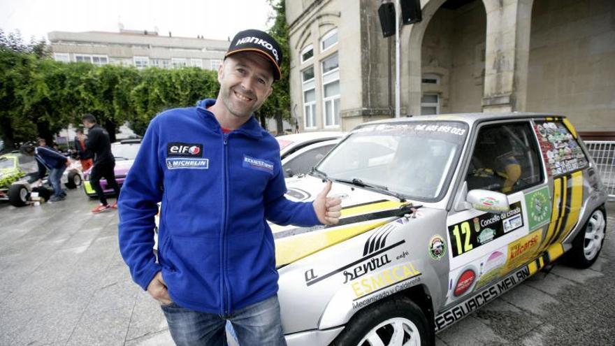 Carracedo posa con su histórico Renault 5 en una edición anterior de la Subida á Estrada. |  // BERNABÉ