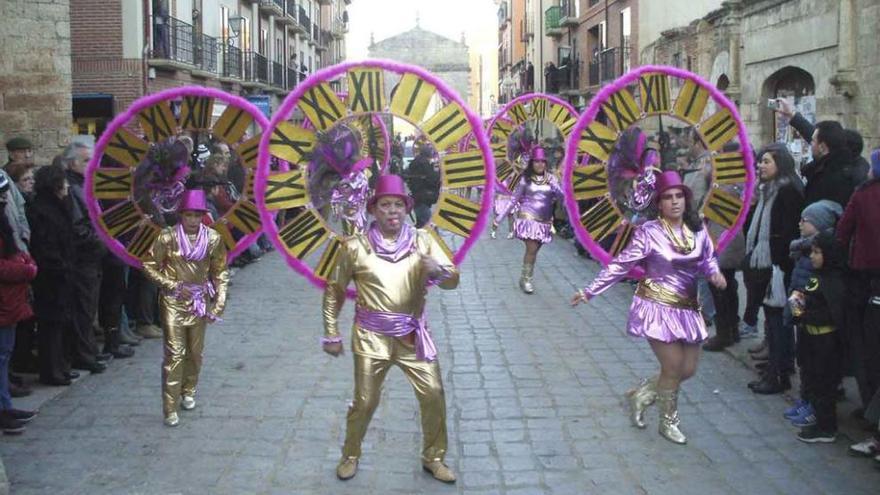 Una murga desfila por Corredera el Martes de Carnaval. Foto