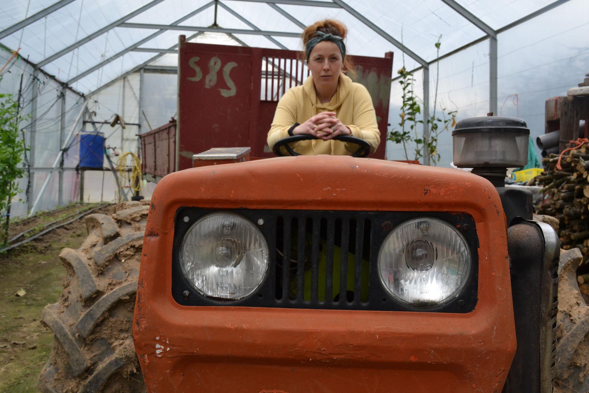 Simona, en el tractor con el que trabaja, en Cogollo.