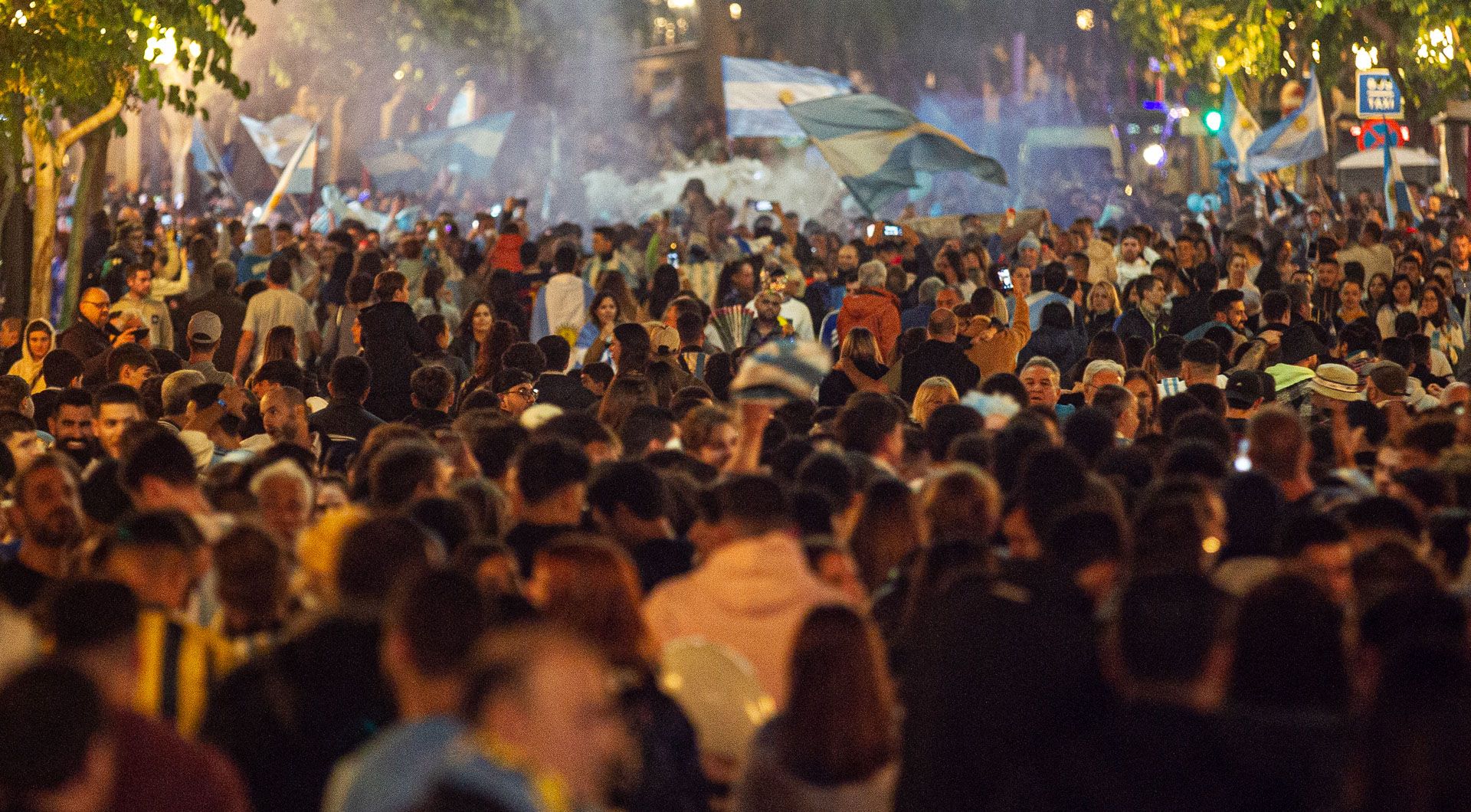 Aficionados argentinos celebran la victoria de su selección en las calles de Alicante