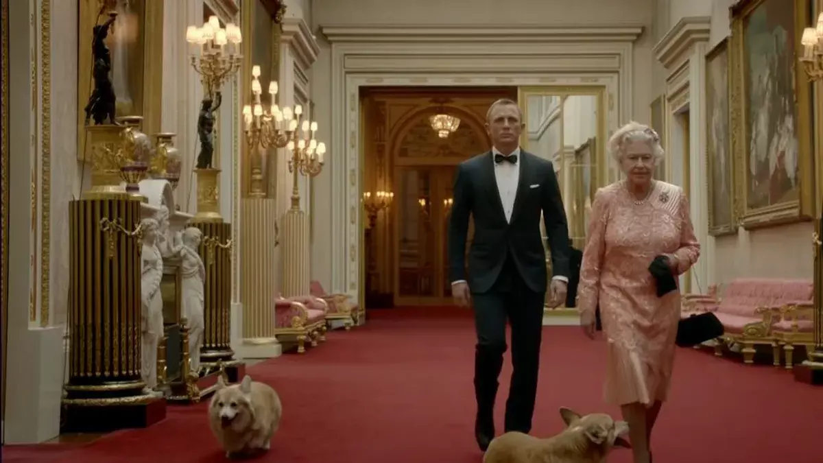 Isabel II, con sus perros corgis y el actor Daniel Craig.