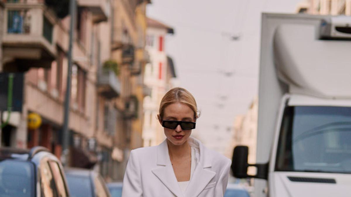 Pantalón blanco con costura delantera, visto en el 'street style' de Milán