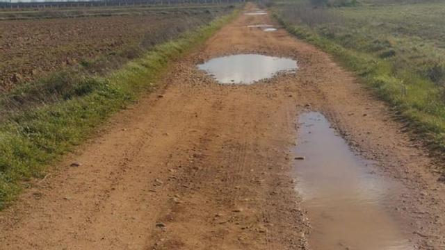 Uno de los caminos, días atrás, en que se muestran los baches. | E. P.