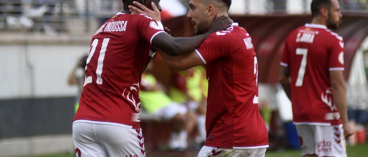 Zeidane Inoussa y Mario Sánchez celebrando el gol de la victoria ante el Águilas FC.  | ISRAEL SÁNCHEZ