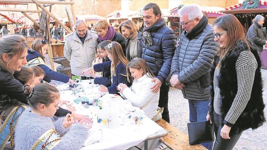 Peñíscola anima el comercio local con el mercado en el casco antiguo