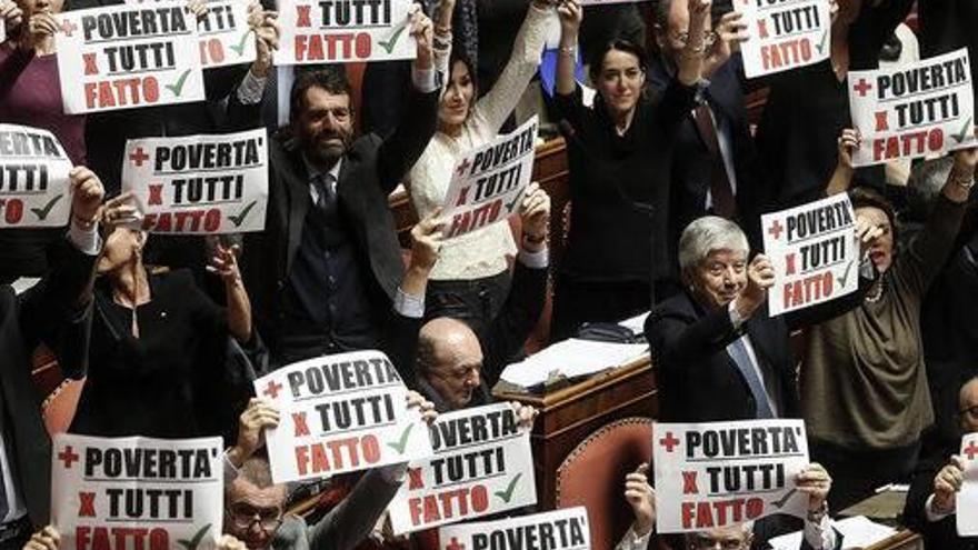 Alguns senadors mostrant cartells durant la sessió parlamentària