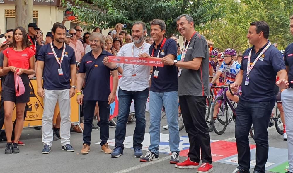 Salida de la tercera etapa de la Vuelta Ciclista en Ibi