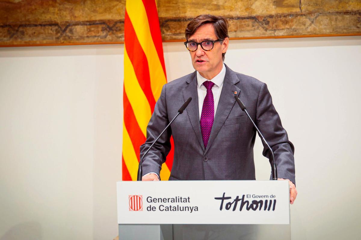 El president de la Generalitat, Salvador Illa, pronunciant la declaració institucional des del Palau de la Generalitat