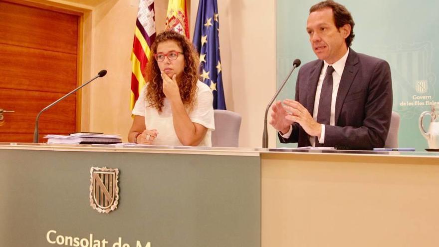 Los consellers Pilar Costa y Marc Pons comparecieron ayer tras el Consell de Govern.