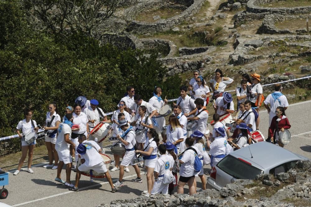 Juramento con vino a trescientos metros de altura. La guardesa fiesta del Monte congrega a miles de personas en Santa Trega