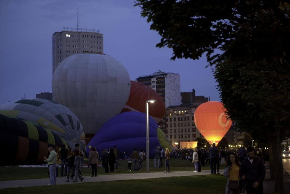 Los globos aerostáticos se iluminan con la música en el "solarón" de Gijón.