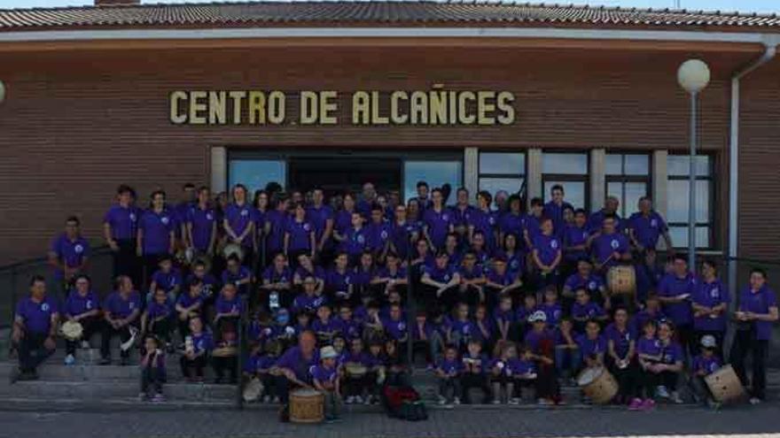 Alumnos de la Escuela Alistana de folclore Manteos y Monteras.