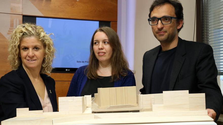 L&#039;alcaldessa de Tortosa, Meritxell Roigé, i els arquitectes Olga Felip i Josep Camps, sostenint la maqueta del projecte