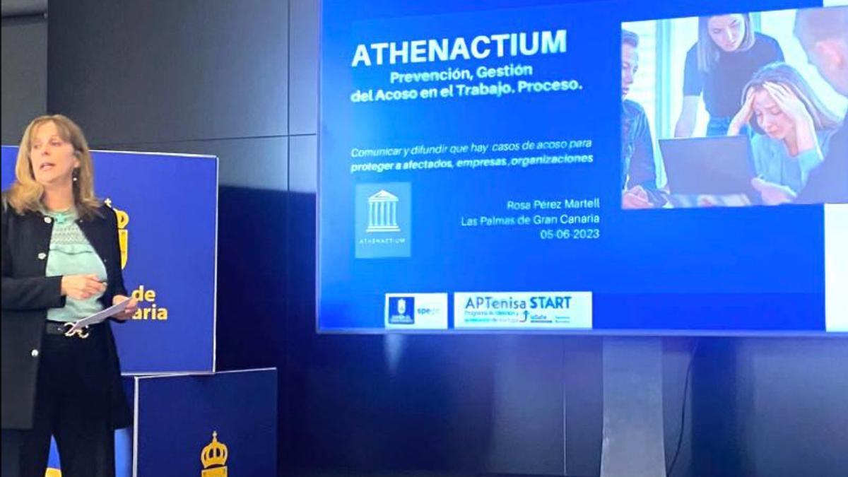 La profesora Rosa Pérez Martell durante la presentación del proyecto ‘Athenactium’.