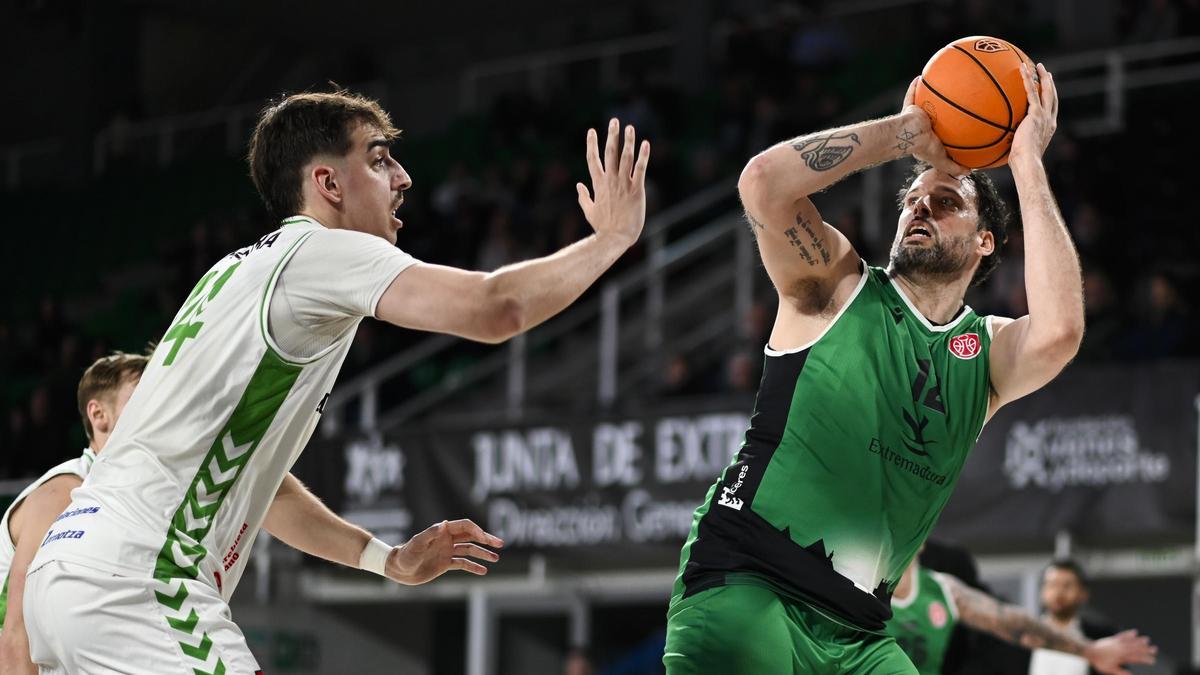 Edu Gatell lanza a canasta ante el Zornotza.