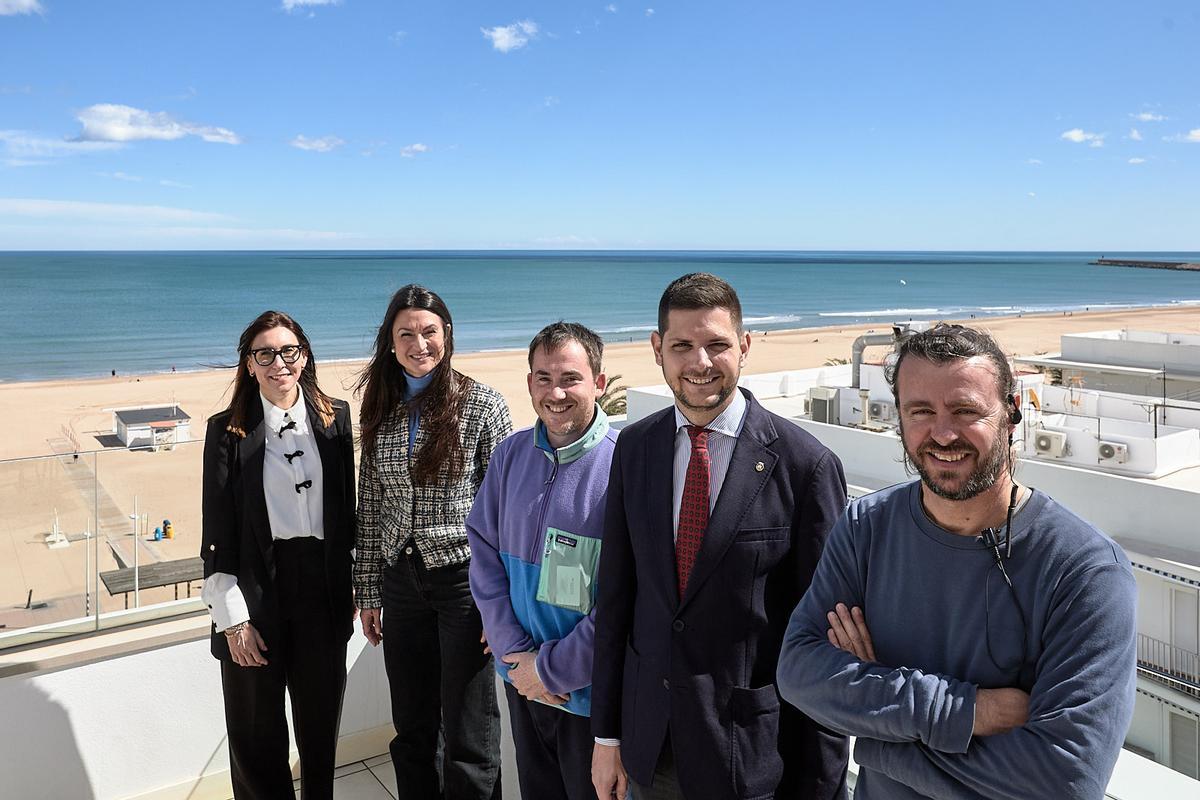 José Manuel Prieto y Balbina Sendra con el equipo de grabación de Louis Vuitton