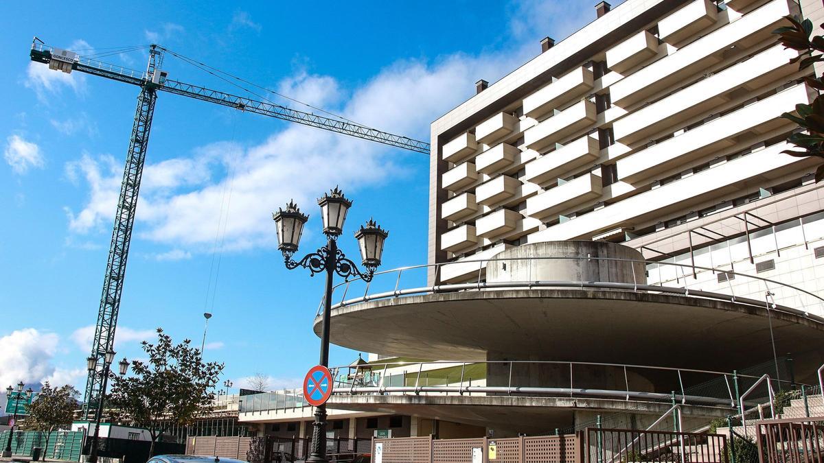 Las obras de Navascués 2, con el edificio de Navascués 1 a la derecha en Montercerrao (Oviedo)