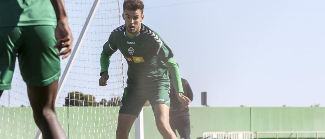 Andoni López, ayer, durante el entrenamiento en el campo anexo al estadio Martínez Valero.