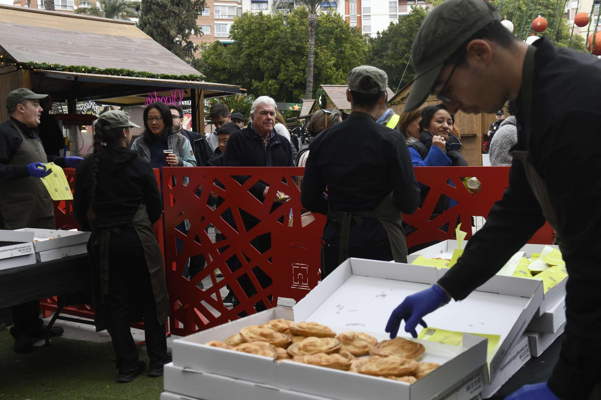 Reparto de pasteles de carne y marineras en la Plaza Circular de Murcia