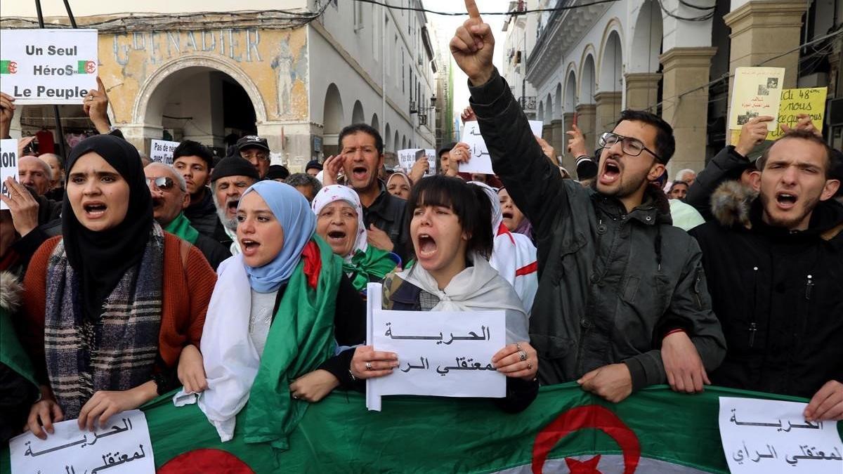 Ciudadanos argelinos corean consignas contra el Gobierno en una manifestación en Argel, esta semana.