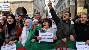 Ciudadanos argelinos corean consignas contra el Gobierno en una manifestación en Argel, esta semana.