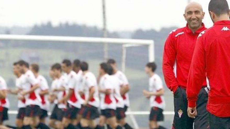 Abelardo,  junto a sus técnicos del filial, durante el  entrenamiento del Sporting B en Mareo.