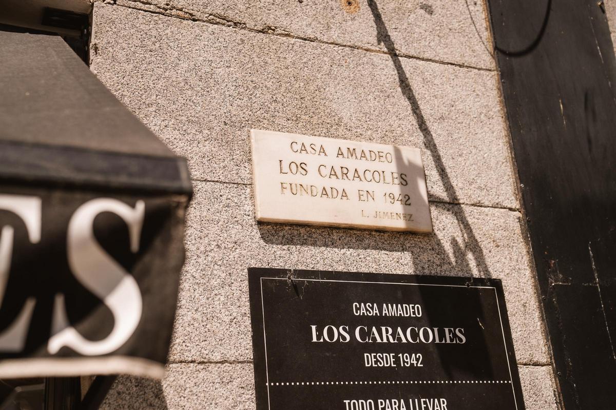 Junto a la entrada de la taberna, una placa certifica que Casa Amadeo 'Los Caracoles' fue fundada en 1942.