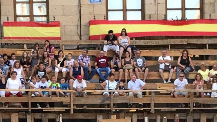 Los espectadores siguen con interés el desarrollo de los bailes en la Plaza Mayor de Fermoselle.