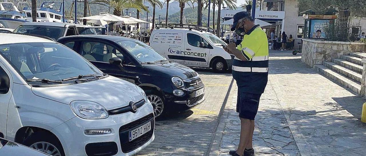 Un agente denuncia a un vehículo aparcado en la primera línea del puerto de Andratx.