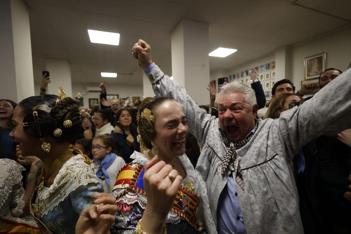 Celebración en el casal de Espartero al conocer el Primer Premio Infantil de Fallas 2026