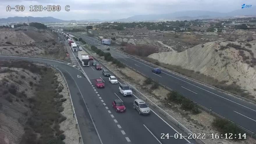 Un accidente múltiple en la A-30 provoca 8 kilómetros de retenciones a la altura de Murcia