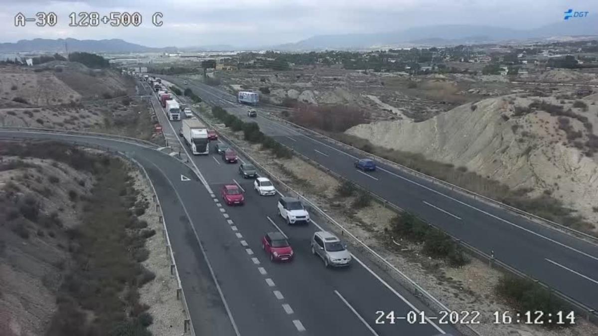 Atascos de 8 kilómetros en la A-30 a su paso por Murcia tras un accidente múltiple