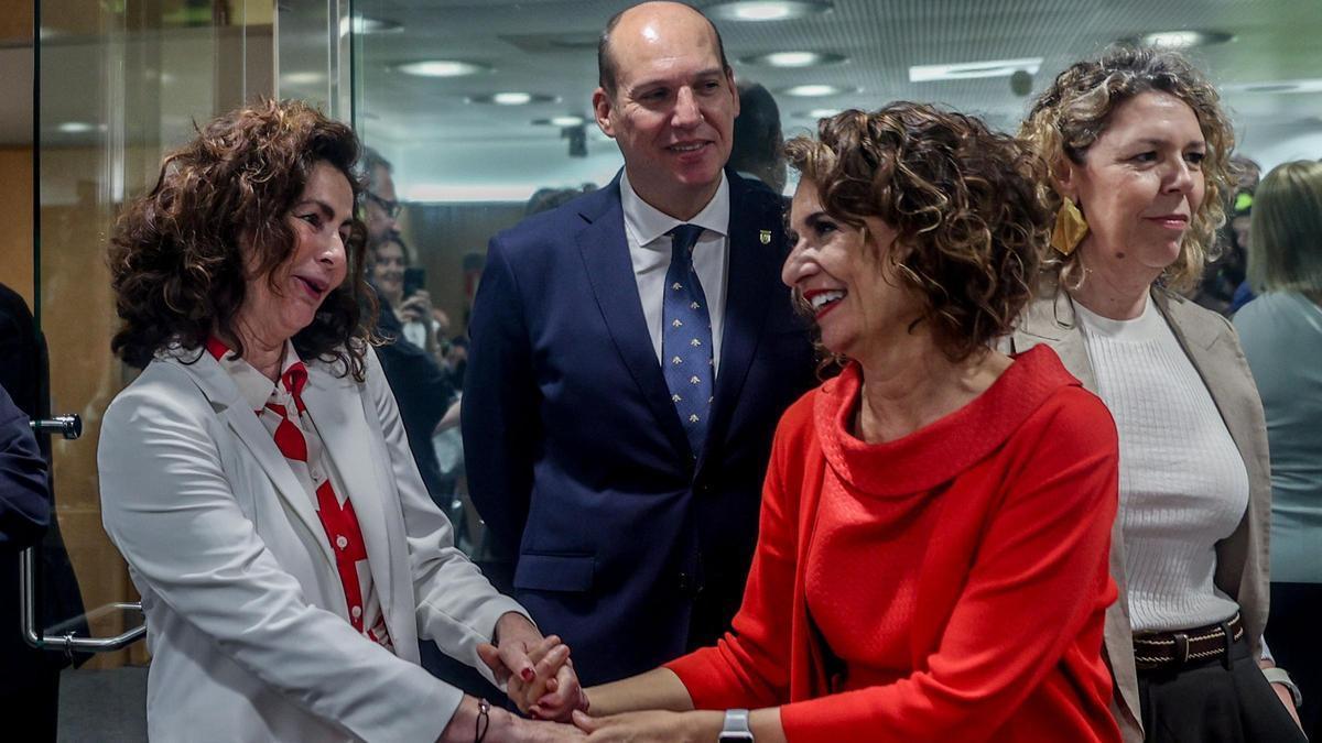 Matilde Asian (i) saluda a la ministra María Jesús Montero al inicio de un Consejo de Política Fiscal y Financiera en Madrid.