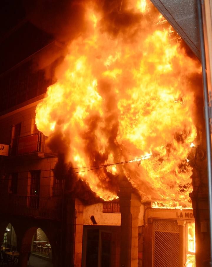 Voraz  incendio en el casco histórico de Pontevedra