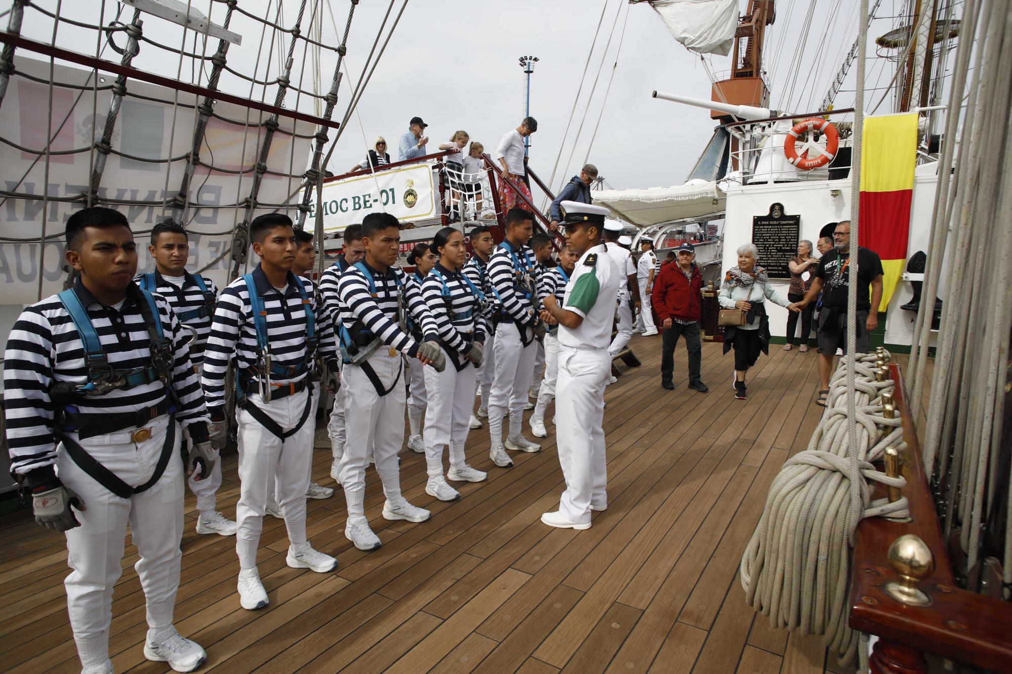 En imágenes: Colas en el puerto de Gijón para visitar el buque escuela de la Armada de México