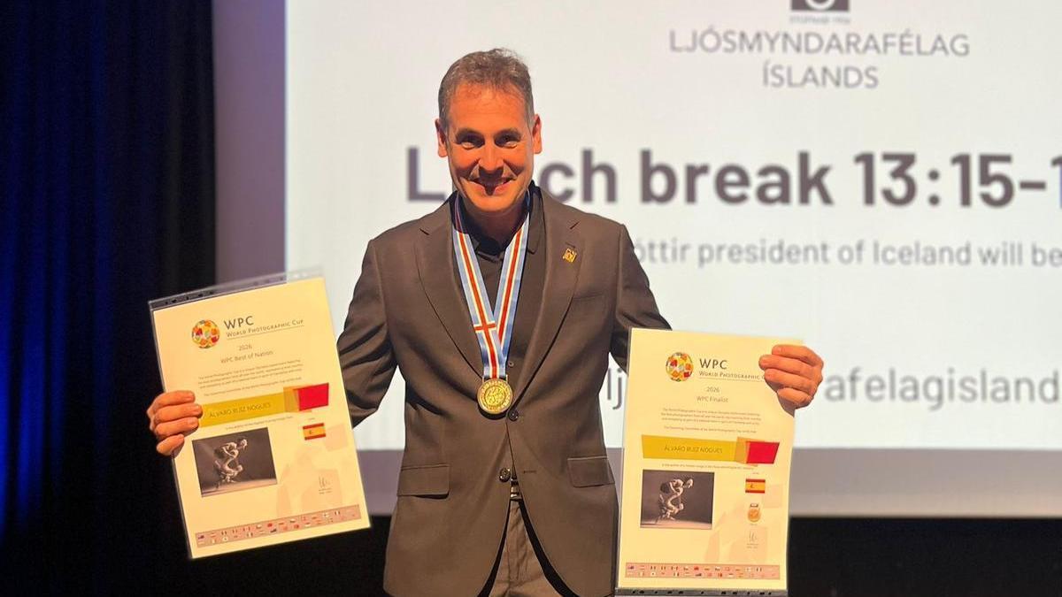 Álvaro Ruiz con su medalla y los diplomas.