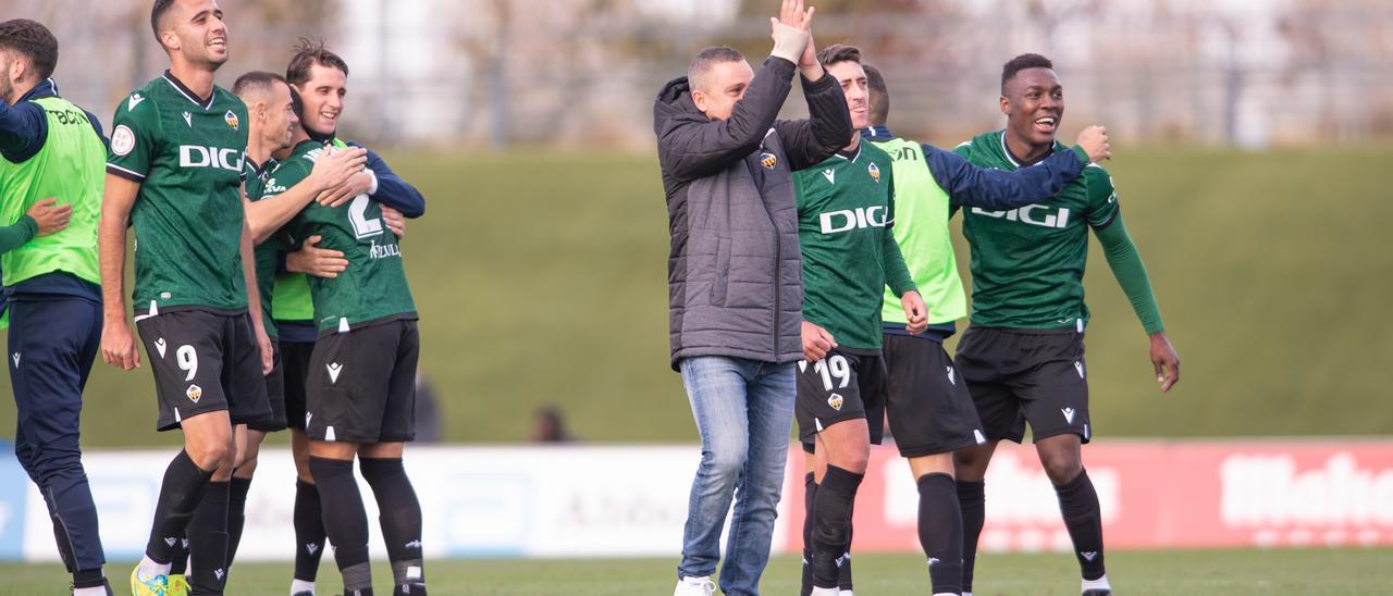 Escobar y algunos de sus jugadores festejando la victoria cosechada en diciembre ante el Madrid Castilla.