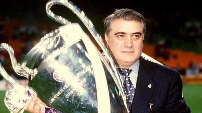 Lorenzo Sanz fue nombrado presidente del Real Madrid el 26 de noviembre de 1995 tras la dimisión de Ramón Mendoza. En la imagen Lorenzo Sanz posa con el trofeo de la Liga de Campeones.