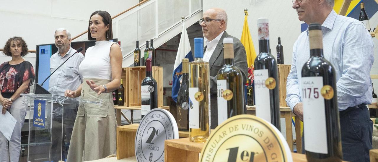 Sandra Ramos, en representación de la Bodega Bentayga, agradece los premios en el Patio del Cabildo.