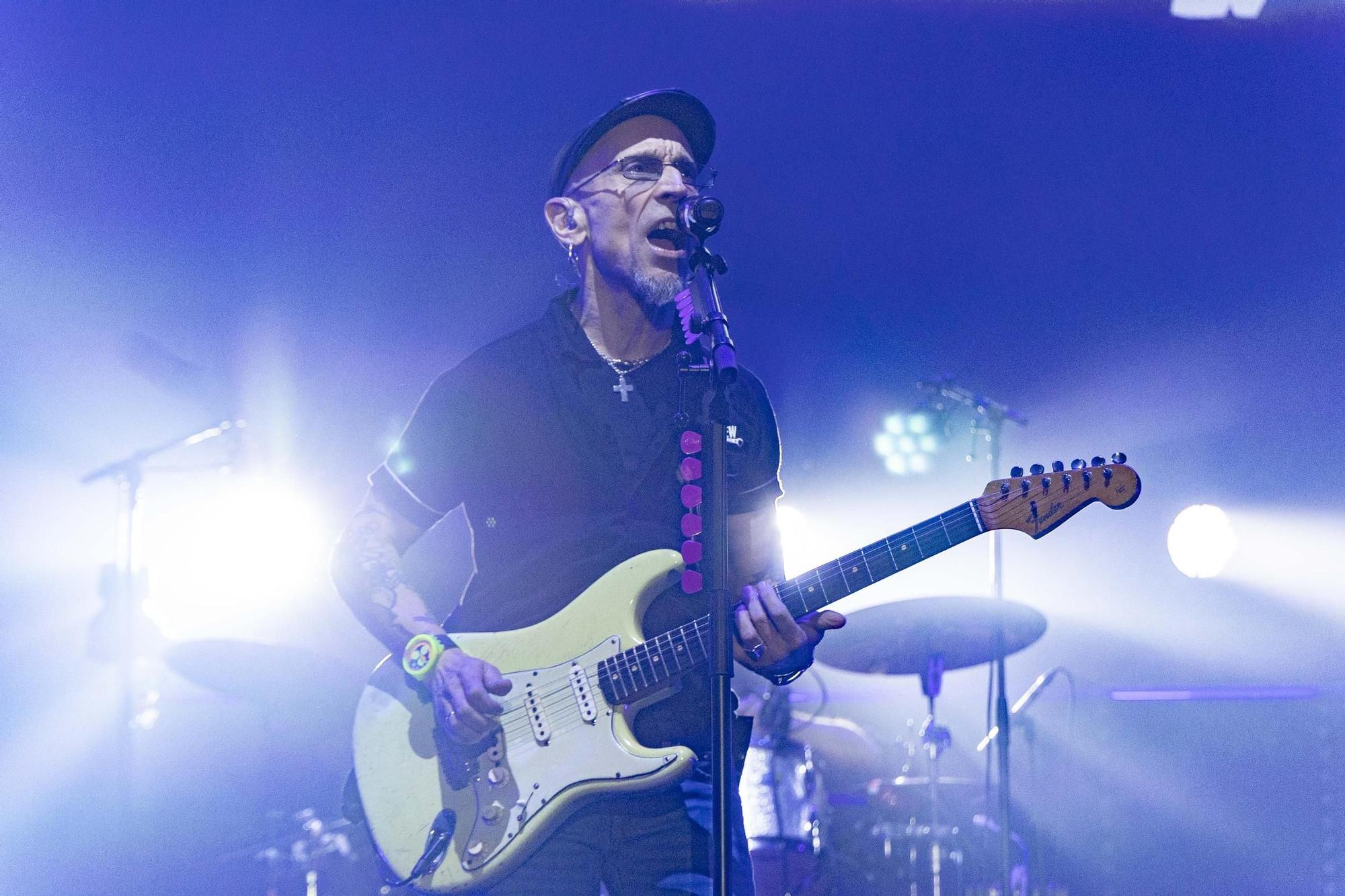 El Multiusos Fontes do Sar a los pies de Fito y sus fitipaldis