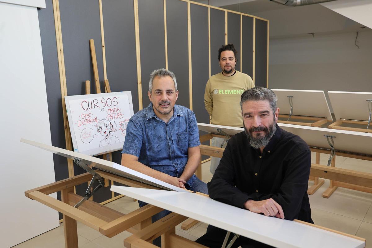 Sergio Covelo, Bruno Vázquez y Víctor Rivas en el aula en donde se impartirán las clases de ilustración y cómic.